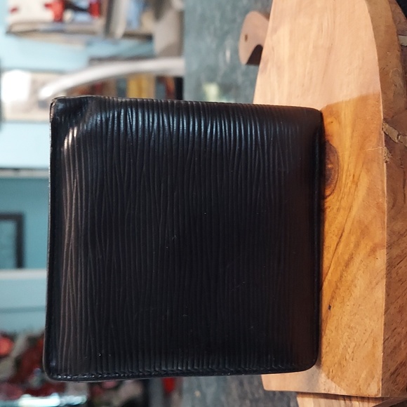 Authentic Louis Vuitton Epi Mens Wallet - Picture 3 of 13